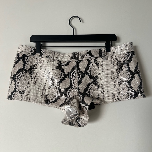 Retrofete NWT Aven Leather Hotpants Shorts in Neutral Snake - Picture 7 of 15